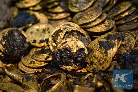 Những đồng tiền vàng được tìm thấy trong ngôi mộ cổ. (Nguồn: CCTVNews)