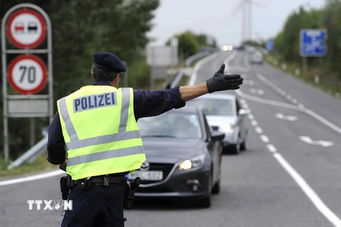 Cảnh sát Áo kiểm tra hộ chiếu các phương tiện giao thông tại khu vực biên giới gần Nickeldorf. (Nguồn: AFP/TTXVN)