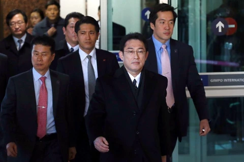 Ngoại trưởng Nhật Bản Fumio Kishida có mặt tại sân bay Gimpo ở Seoul. (Nguồn: AFP)
