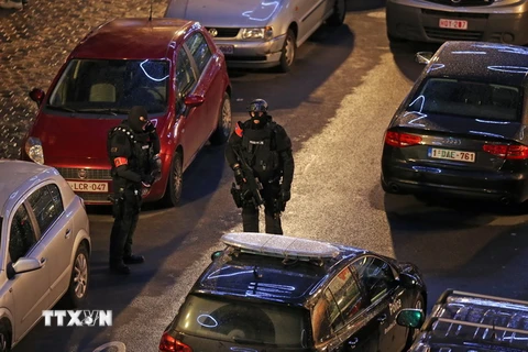 Cảnh sát Bỉ phong tỏa một con phố trong chiến dịch truy lùng các phần tử khủng bố tại trung tâm Brussels. (Nguồn: AFP/TTXVN)