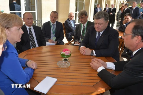 Thủ tướng Đức Angela Merkel, Tổng thống Nga Vladimir Putin, Tổng thống Ukraine Petro Porochenko và Tổng thống Pháp Francois Hollande tại bàn đàm phán ở Paris ngày 3/10. (Nguồn: AFP/TTXVN)
