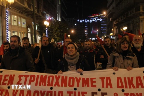Hôm 15/12, hàng nghìn người biểu tình tập trung bên ngoài trụ sở Quốc hội tại thủ đô Athens của Hy Lạp, phản đối kế hoạch khắc khổ. (Nguồn: THX/TTXVN)
