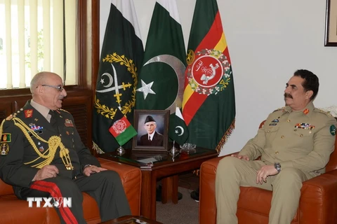 Tham mưu trưởng quân đội Pakistan, Tướng Raheel Sharif (phải) đã có cuộc gặp Tham mưu trưởng Lục quân Afghanistan, Tướng Sher Mohammad Karimi hôm 17/4. (Nguồn: AFP/TTXVN)