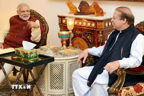 Thủ tướng Pakistan Nawaz Sharif (phải) và Thủ tướng Ấn Độ Narendra Modi (trái). (Nguồn: THX/TTXVN)