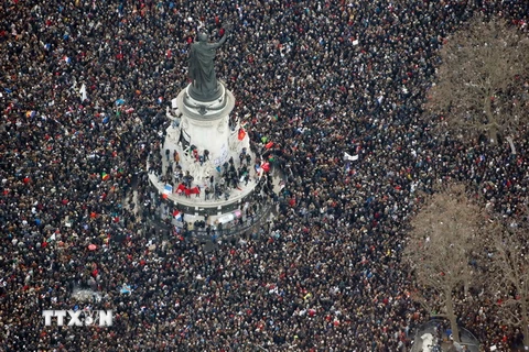 Nhân dân Paris tham gia cuộc tuần hành 'Marche Republicaine' tại Quảng trường trung tâm thủ đô, biểu thị tinh thần đoàn kết và tưởng niệm những người thiệt mạng trong các vụ khủng bố ở nước này. (Nguồn: AFP/TTXVN)