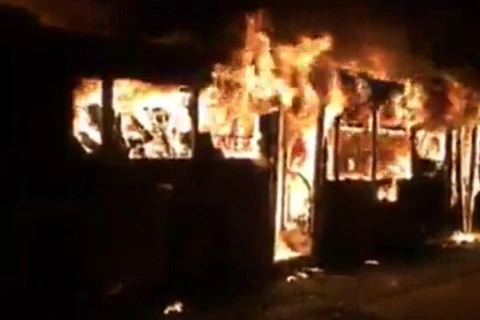 Xe buýt bất ngờ bốc cháy dữ dội khiến gần 50 người thương vong