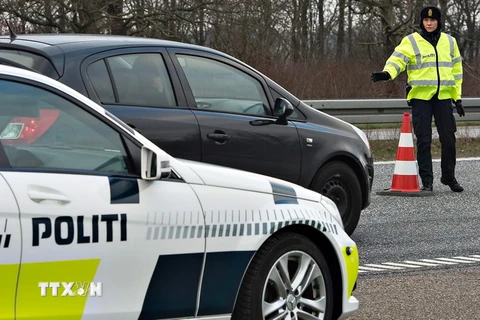 Cảnh sát biên giới Đan Mạch làm nhiệm vụ tại thị trấn Krusaa trên biên giới với Đức ngày 4/1. (Nguồn: AFP/TTXVN)