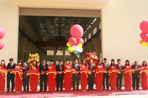 Các vị lãnh đạo tỉnh cùng tham gia cắt băng khánh thành nhà máy thủy điện Đồng Chum 2. (Nguồn: Báo Hòa Bình)