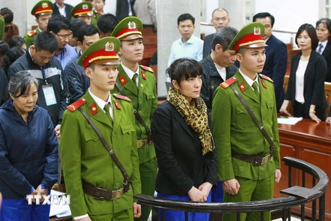 Bị cáo Phạm Thị Bích Lương và đồng phạm nghe tòa tuyên án. (Ảnh: Doãn Tấn/TTXVN)