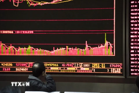 Sắc đỏ bao trùm sàn giao dịch chứng khoán Bắc Kinh ngày 7/1. (Nguồn: AFP/TTXVN)