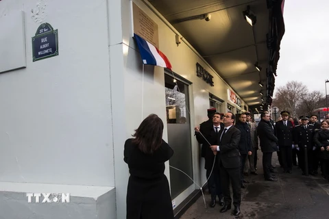 Tổng thống Pháp khai trương biển tưởng niệm nạn nhân vụ khủng bố tại tòa soạn báo Charlie Hebdo. (Nguồn: AFP/TTXVN)