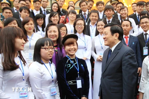 Chủ tịch nước Trương Tấn Sang với các sinh viên tiêu biểu. (Ảnh: Nguyễn Khang/TTXVN)