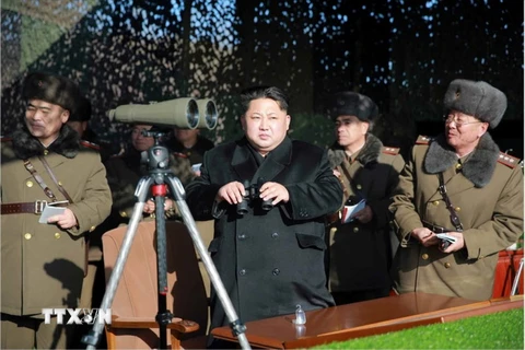 Nhà lãnh đạo Kim Jong-un theo dõi cuộc thi của các đơn vị pháo binh Triều Tiên. (Nguồn: YONHAP/TTXVN)