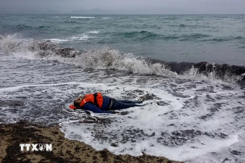 Thi thể của một người di cư gặp nạn tại bờ biển Izmir ở quận Dikili, Thổ Nhĩ Kỳ. (Nguồn: AFP/TTXVN) 