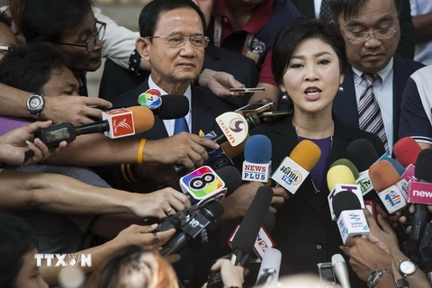 Cựu Thủ tướng Thái Lan Yingluck Shinawatra (phải) tại một phiên tòa ở thủ đô Bangkok ngày 29/09/2015. (Nguồn: AFP/TTXVN)