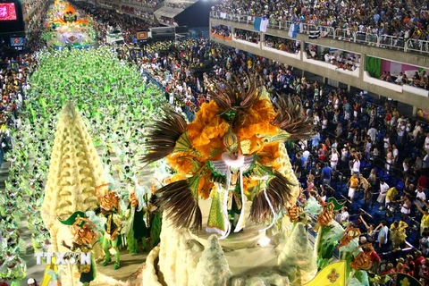 Các nghệ sỹ biểu diễn vũ điệu samba tại lễ diễu hành ở Rio de Janeiro. (Nguồn: THX/TTXVN)