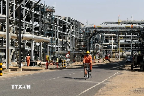 Một nhà máy lọc dầu ở Barmer, Ấn Độ. (Nguồn: AFP/TTXVN)
