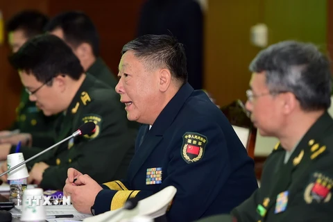 Vụ trưởng Vụ Đối ngoại thuộc Bộ Quốc phòng Trung Quốc, Chuẩn Đô đốc Quan Hữu Phi (ảnh, giữa) cho biết Trung Quốc kiên quyết phản đối chương trình phát triển vũ khí hạt nhân cũng như các vụ thử hạt nhân của Triều Tiên. (Nguồn: AFP/TTXVN)