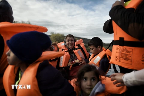Người di cư tới đảo Lesbos của Hy Lạp sau hành trình vượt biển Aegean từ Thổ Nhĩ Kỳ ngày 3/12/2015. (Nguồn: AFP/TTXVN)