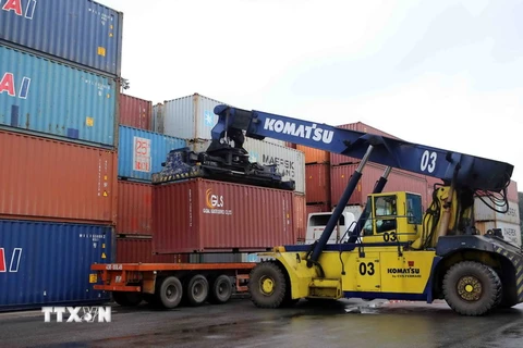 Xe cẩu chuyên dụng bốc dỡ container tại Cảng Đà Nẵng. (Ảnh: Trần Lê Lâm/TTXVN)