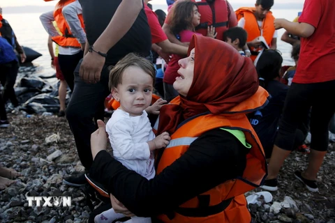 Người di cư tại đảo Lesbos của Hy Lạp. (Nguồn: Reuters/TTXVN)