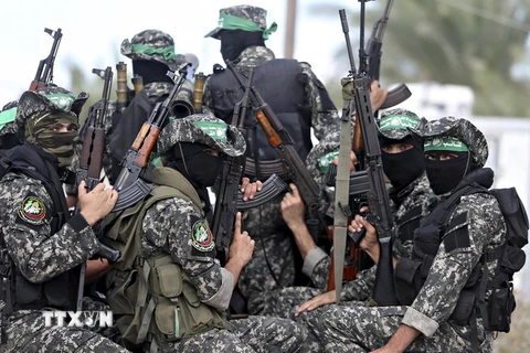Các tay súng phong trào Hamas tại Deirl al-Balah thuộc dải Gaza. (Nguồn: THX/TTXVN)