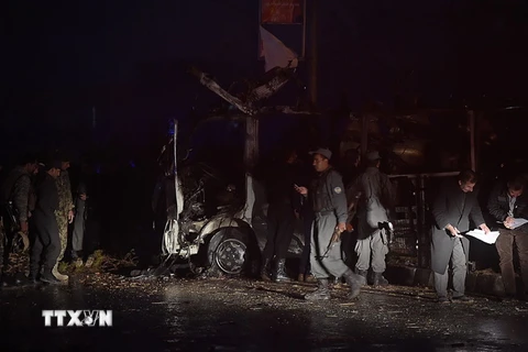 Nhân viên an ninh Afghanistan điều tra tại hiện trường sau một vụ đánh bom. (Nguồn: AFP/TTXVN)