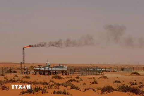 Cơ sở lọc dầu Saudi Aramco trên sa mạc gần khu vực giàu dầu mỏ Khouris, cách thủ đô Riyadh, Saudi Arabia khoảng 160km về phía Đông. (Nguồn: AFP/TTXVN)