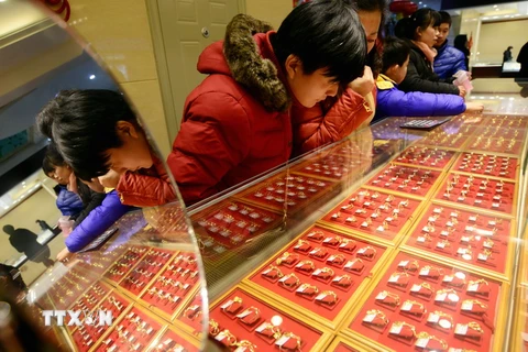 Người dân chọn mua vàng trang sức tại Tế Nam, thủ phủ tỉnh Sơn Đông, Trung Quốc ngày 19/1. (Nguồn: THX/TTXVN)