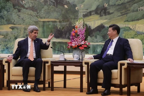 Chủ tịch Trung Quốc Tập Cận Bình (phải) đã có cuộc gặp với Ngoại trưởng Mỹ John Kerry trong chuyến thăm Bắc Kinh. (Nguồn: AFP/TTXVN)