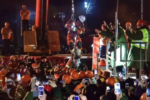 Hiện trường giải cứu 4 thợ mỏ sau 36 ngày sống dưới lòng đất