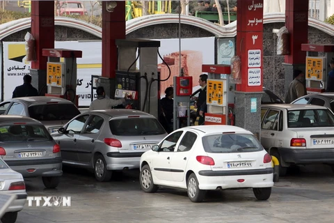 Người dân Iran mua xăng tại trạm xăng ở thủ đô Tehran của Iran ngày 19/1. (Nguồn: AFP/TTXVN)
