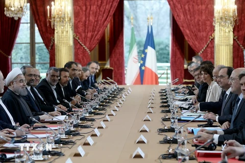Tổng thống Pháp Francois Hollande (thứ ba, phải) đã có cuộc hội đàm với Tổng thống Iran Hassan Rouhani (thứ hai, trái) trong chuyến thăm Pháp. (Nguồn: AFP/TTXVN)