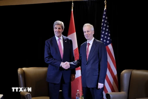 Ngoại trưởng Canada Stephane Dion (phải) và Ngoại trưởng Mỹ John Kerry (trái). (Nguồn: AFP/TTXVN)