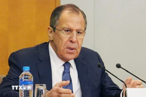 Ngoại trưởng Nga Sergei Lavrov phát biểu tại cuộc họp báo ở thủ đô Moskva ngày 26/1. (Nguồn: Kyodo/TTXVN)