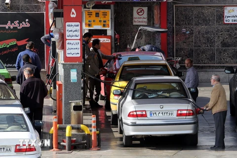 Người dân Iran mua xăng tại trạm xăng ở thủ đô Tehran của Iran ngày 19/1. (Nguồn: AFP/TTXVN)