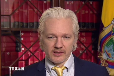 Nhà sáng lập WikiLeaks Julian Assange trong cuộc họp báo tại Đại sứ quán Ecuador ở London, Anh ngày 18/8/2014. (Nguồn: CNN/TTXVN)