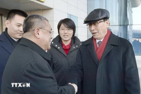 Trưởng đoàn đàm phán hạt nhân của Trung Quốc Vũ Đại Vĩ (phải) tại sân bay Bình Nhưỡng (Triều Tiên) ngày 2/2. (Nguồn: K​yodo/TTXVN)