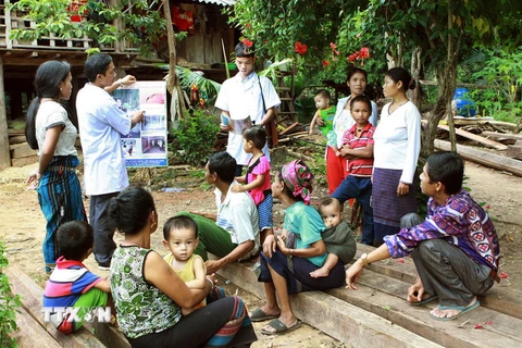 Nhân viên y tế tư vấn, kiểm tra sức khỏe cho đồng bào dân tộc xã Dân Hóa huyện miền núi Minh Hóa, Quảng Bình. (Ảnh: Dương Ngọc/TTXVN)