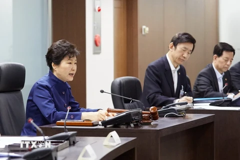 Tổng thống Hàn Quốc Park Geun-Hye (trái), Ngoại trưởng Yun Byung-Se (thứ hai, trái) và Bộ trưởng Quốc phòng Han Min-Koo trong cuộc họp Hội đồng An ninh ở Seoul ngày 7/2. (Nguồn: AFP/TTXVN)