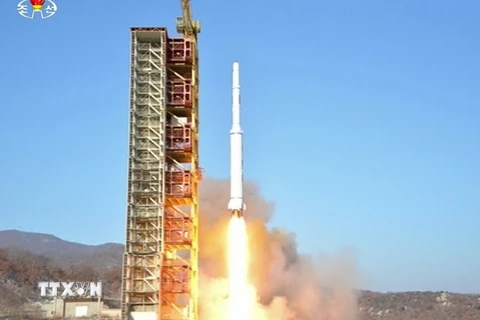 Tên lửa mang theo vệ tinh Kwangmyongsong-4 rời bệ phóng. (Nguồn: Yonhap/TTXVN)