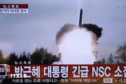 Hình ảnh phát sóng trên đài Truyền hình Hàn Quốc về vụ phóng tên lửa tầm xa của Triều Tiên ngày 7/2. (Nguồn: THX/TTXVN)