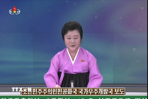Phát thanh viên KCTV đưa tin về việc Triều Tiên phóng thành công tên lửa tầm xa mang theo vệ tinh ngày 7/2. (Nguồn: Yonhap/ TTXVN)