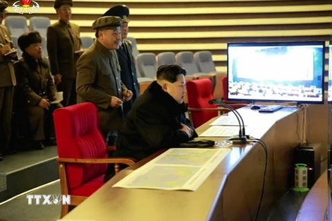 Nhà lãnh đạo Triều Tiên Kim Jong-Un (ngồi phía trước) theo dõi vụ phóng tên lửa mang theo vệ tinh Kwangmyongsong-4. (Nguồn: Y​onhap/TTXVN)
