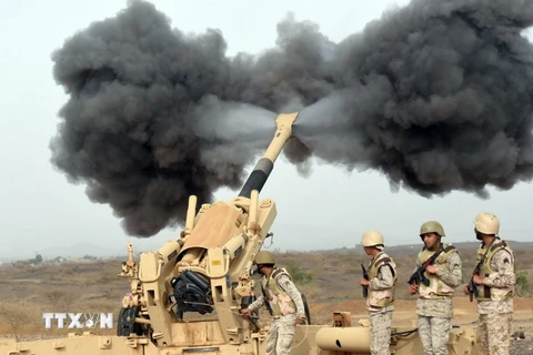 Đại bác của quân đội Saudi Arabia nã pháo về phía Yemen từ tiền đồn biên giới miền Tây Nam Saudi Arabia ngày 13/4/2015. (Nguồn: AFP/TTXVN)