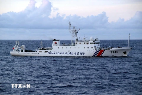 Tàu tuần dương Trung Quốc ở gần vùng đảo tranh chấp trên biển Hoa Đông hồi năm 2013. (Nguồn: AFP/TTXVN)