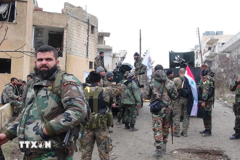 Binh sỹ Syria làm nhiệm vụ tại thị trấn Salma, Latakia ngày 12/1. (Nguồn: AFP/TTXVN)