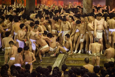 9.000 người Nhật Bản tham gia lễ hội khỏa thân cướp gậy thần