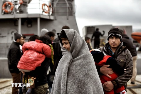 Người tị nạn và di cư được lực lượng bảo vệ bờ biển Hy Lạp cứu sau khi tàu chở họ tới Mytilene trên đảo Lesbos, Hy Lạp ngày 19/2. (Nguồn: AFP/TTXVN)