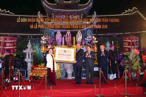 Phó Chủ tịch nước Nguyễn Thị Doan trao Bằng di tích quốc gia đặc biệt đền Trần Thương cho đại diện lãnh đạo tỉnh Hà Nam. (Nguồn: TTXVN) 